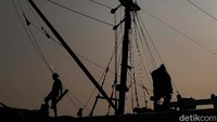 Sejumlah pekerja melakukan bongkar muat semen di kawasan Pelabuhan Sunda Kelapa.