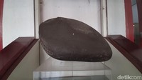 Pasasti yang ada di Museum SMB II ini bukanlah prasasti asli melainkan hanya duplikat. Sebab prasasti asli ada di Museum Nasional di Jakarta. Namun yang ada di musemum ini sama persis seperti aslinya. (Raja Adil Siregar/detikcom)