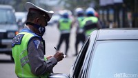 Para pelanggar lalu lintas mendapat sanksi dari petugas dengan menilang langsung.