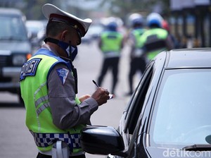 Pelat Nomor Murag hingga Ibu-ibu Santai dengan Sepeda Listriknya