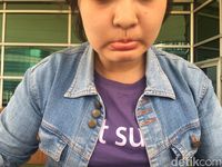 Seakan kamu sedang cemberut, namun menguatkan otot.