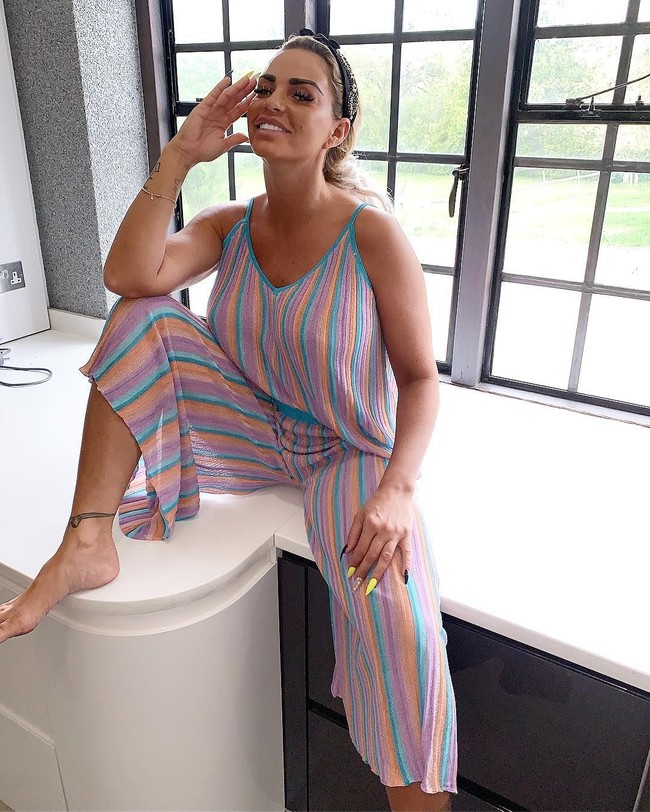 Dokter bedah plastiknya telah memperingatkannya bahwa dia butuh dua tahun lagi untuk operasi plastik, karena ada risiko hipertensi. Dia sudah terlalu sering melakukan anastesi sehingga tekanan darahnya melonjak, ungkap teman Katie Price. Foto: Instagram