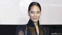 Ia tampil seksi dan menawan dengan dress hitam transparan. Pool/Ismail/detikFoto.