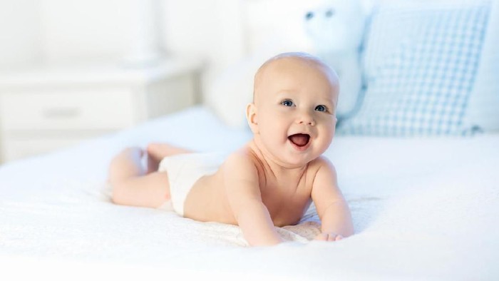Kenali Manfaat Tummy Time bagi Bayi dan Cara Melakukannya yang Aman