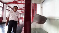 Selain arca Ganesha, ada pula Prasasti Kedukan Bukit. Batu ini ditemukan di daerah 35 Ilir Kota Palembang dan ditulis menggunakan bahasa Melayu kuno dan aksara Pallawa. (Raja Adil Siregar/detikcom)