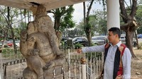 Arca Ganesha ini salah satu bukti kalau Kerajaan Sriwijaya itu ada. Ini bukti nyata yang bisa kita lihat, terang Tourist Guid Museum SMB II Abisofyan saat ditemui di lokasi. Arca digambarkan duduk bersila dengan tangan empat. Dua tangannya diketahui memegang tasbih dan kapak. Belalainya mengarah ke kiri dan sudah diperkirakan berasal dari abad ke-9 Masehi. (Raja Adil Siregar/detikcom)