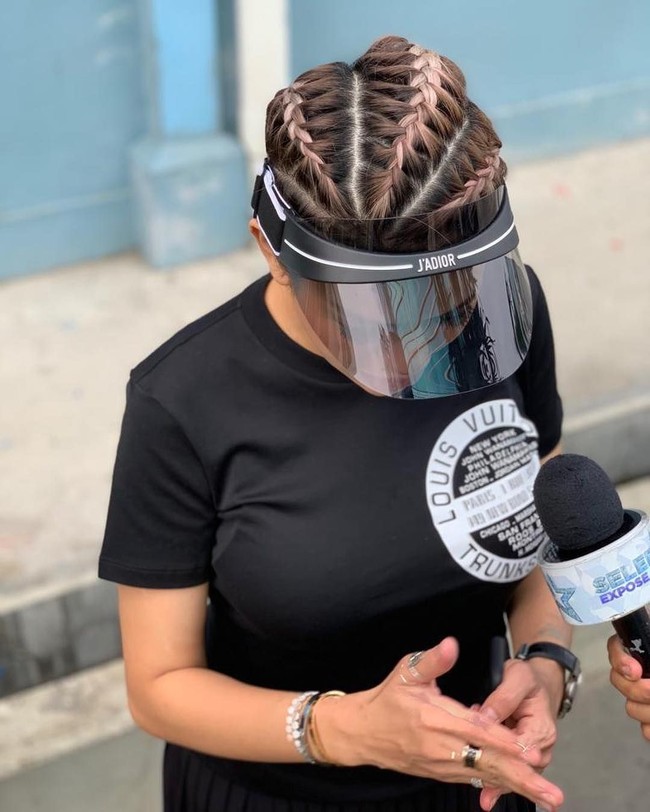 Nikita Mirzani mengunggah momen ketika dirinya diwawancara wartawan. Pada fotonya itu terlihat Nikita memakai kaus Louis Vuitton dan topi visor dari Christian Dior. Visor hitam dengan tulisan JADIOR dijual di situs resmi Dior seharga US$ 385 atau sekitar Rp 5,5 juta. Foto: Instagram @nikitamirzanimawardi_17