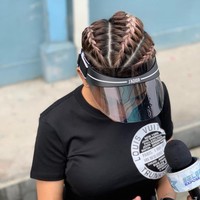 Nikita Mirzani mengunggah momen ketika dirinya diwawancara wartawan. Pada fotonya itu terlihat Nikita memakai kaus Louis Vuitton dan topi visor dari Christian Dior. Visor hitam dengan tulisan JADIOR dijual di situs resmi Dior seharga US$ 385 atau sekitar Rp 5,5 juta. Foto: Instagram @nikitamirzanimawardi_17