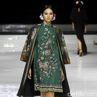 Desainer IPMI, Yongki Budisutisna memamerkan koleksinya bertajuk Malika yang mengangkat keindahan batik Cirebon di ajang Jakarta Fashion & Food Festival 2019 di Hotel Harris. Kelapa Gading. Jakarta. Senin [19/08/2019]. Foto: Mohammad Abduh/Wolipop