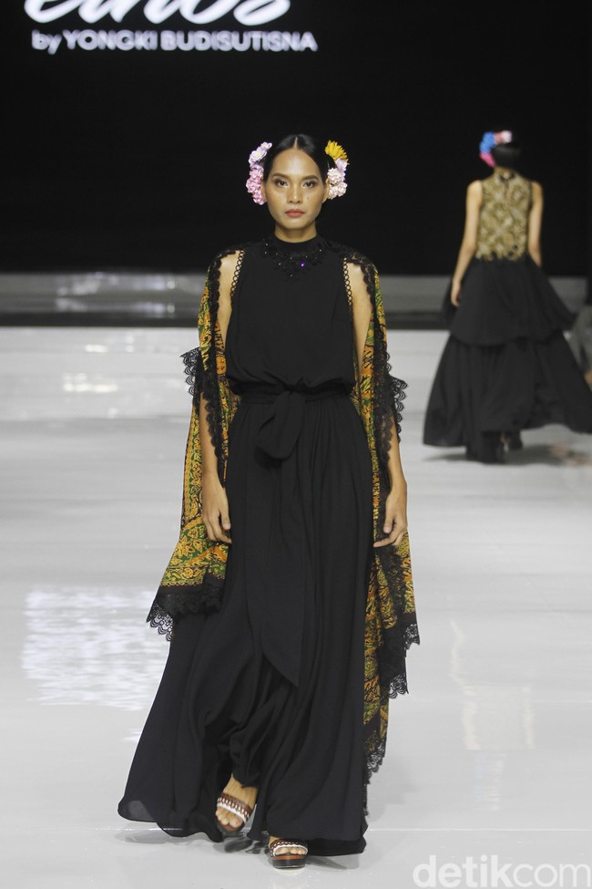 Desainer IPMI, Yongki Budisutisna memamerkan koleksinya bertajuk Malika yang mengangkat keindahan batik Cirebon di ajang Jakarta Fashion & Food Festival 2019 di Hotel Harris. Kelapa Gading. Jakarta. Senin [19/08/2019]. Foto: Mohammad Abduh/Wolipop