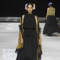 Desainer IPMI, Yongki Budisutisna memamerkan koleksinya bertajuk Malika yang mengangkat keindahan batik Cirebon di ajang Jakarta Fashion & Food Festival 2019 di Hotel Harris. Kelapa Gading. Jakarta. Senin [19/08/2019]. Foto: Mohammad Abduh/Wolipop