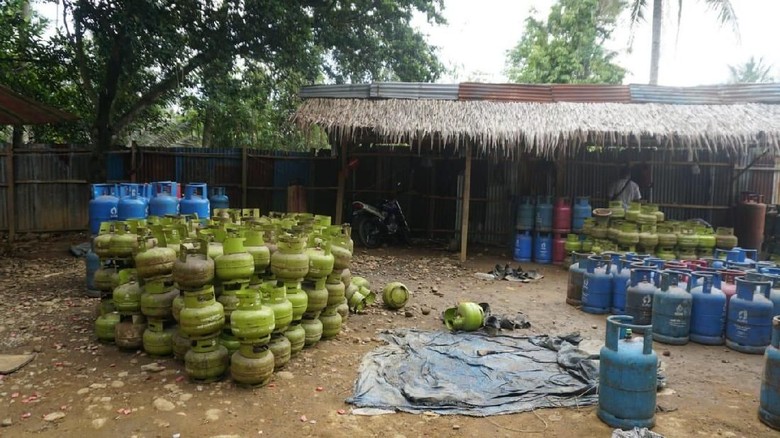 Polisi Gerebek Lokasi Pengoplosan Gas Elpiji di Langkat, 4 Pekerja Diamankan Polisi Gerebek Lokasi Pengoplosan Gas Elpiji di Langkat, 4 Pekerja Diamankan