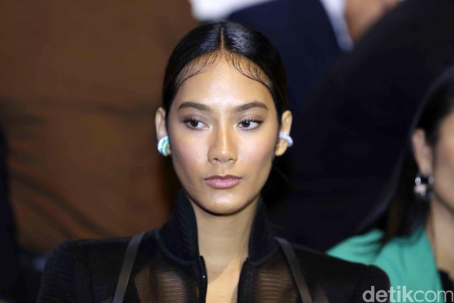 Kulit eksotis Tara Basro tampak semakin cantik dengan sapuan makeup nude nuansa kecokelatan. Foto: Ismail/detikFoto