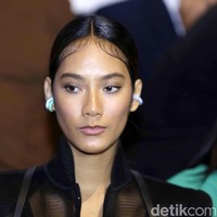 Kulit eksotis Tara Basro tampak semakin cantik dengan sapuan makeup nude nuansa kecokelatan. Foto: Ismail/detikFoto