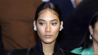 Detail makeup dan anting berwarna mencolok mempertegas penampilannya malam itu. Pool/Ismail/detikFoto.