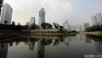 Waduk yang terletak di kawasan Tanah Abang, lebih tepatnya di sisi Mal Grand Indonesia itu kini terlihat bersih dari sampah. 