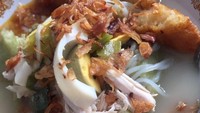 isian soto Bnajar terdiri dari potongan ketipat, suwiran ayam, suun dengan potongan kentang dan diberi perkedel kentang serta irisan telur rebus. Lalu disiram kuah kaldu yang panas. Foto :  Instagram @jncateringmalang