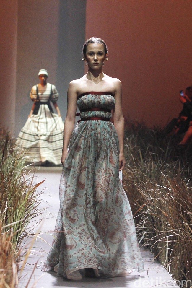 Fashion show karya busana couture Hian Tjen terinspirasi dari kehidupan kaum Amish, digelar di Dian Ballroom Raffles Hotel. Jakarta. Rabu [28/08/2019]. Foto: Mohammad Abduh/Wolipop