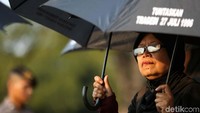 Seperti biasa, mereka memakai pakaian dan payung serba hitam.