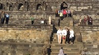 Tak lupa foto-foto selfie. Bagi permaisuri, ini merupakan kunjungan kedua, sedangkan bagi Raja baru sekali. Beliau sangat kagum dengan Borobudur, terutama sudah dibangun 1.200 tahun lalu. (Eko Susanto/detikcom)