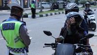 Polisi memeriksa kelengkapan surat kendaraan saat Operasi Patuh Lodaya 2019.