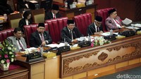 Agenda rapat paripurna kali ini adalah pidato Ketua DPR RI dalam rangka HUT ke-74 DPR. Selain itu, akan ada penyampaian laporan kinerja DPR RI tahun sidang 2018-2019.