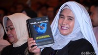 Neno Warisman hadir dalam peluncuran buku tersebut.