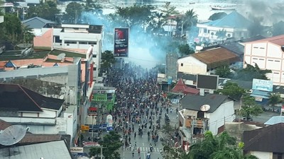 Asap Membubung Usai Demo Berujung Rusuh di Jayapura
