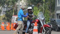 Hal yang mendasar dan perlu bagi seorang biker terutama di motor besar adalah safety riding karena dari situ dapat belajar awal bagaimana mengendarai dengan baik dan benar sehingga kita mengurangi terjadinya kecelakaan di jalan baik bagi diri sendiri maupun orang lain. Foto: Dok. Eki Razaki/HOG Anak Elang Jakarta Chapter