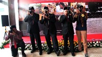 Ketua DPR Bambang Soesatyo didampingi wakilnya Fahri Hamzah, Fadli Zon, dan Agus Hermanto bergaya dengan memegang kamera sambil memotret di sela-sela pembukaan pameran foto parlemen 2019.