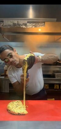 Wow! Chef Nusret 'Salt Bae' Menggiling Daging Berlapis Emas 24 Karat 