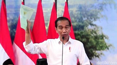 Jokowi Bagi-bagi Sertifikat di Purworejo
