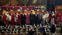 Usai menggelar rapat paripurna, para anggota dewan tersebut nampak berfoto bersama.