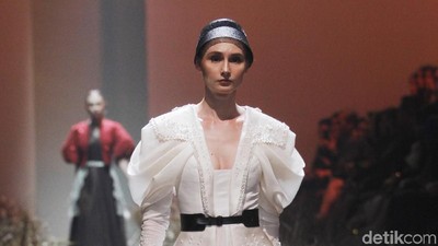Foto: 20 Koleksi Gaun Couture Hian Tjen Rayakan 10 Tahun Berkarya