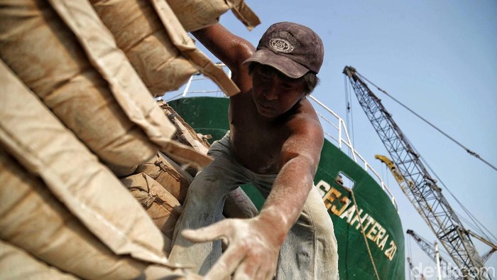 Salah satu pintu masuk semen ke Jakarta adalah melalui Pelabuhan Sunda Kelapa, Jakarta Utara. Yuk kita lihat proses bongkar muatnya.