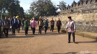 Rombongan Raja Malaysia ditemani oleh Gubernur Jateng Ganjar Pranowo, Pangdam IV/Diponegoro Mayjen TNI Mochamad Effendi, Kapolda Jateng Irjen Pol Rycko Amelza Dahniel, Bupati Magelang Zaenal Arifin beserta rombongan. (Eko Susanto/detikcom)