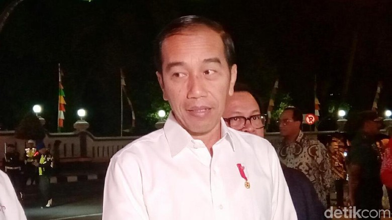 Jokowi Terpingkal-pingkal Dihibur Wayang dan Pelawak Kirun di Purworejo Jokowi Terpingkal-pingkal Dihibur Wayang dan Pelawak Kirun di Purworejo