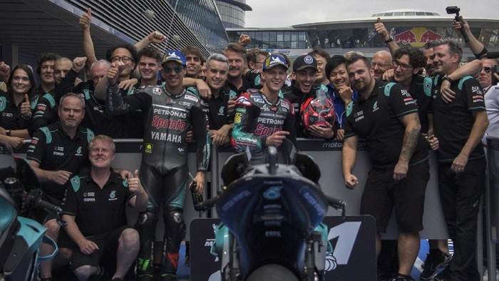 JEREZ DE LA FRONTERA, SPAIN - MAY 04:  Fabio Quartararo of France and Petronas Yamaha SRT  (R) and Franco Morbidelli of Italy and Petronas Yamaha SRT celebrate with team at the end pf the qualifying practice during the MotoGp of Spain - Qualifying at Circuito de Jerez on May 04, 2019 in Jerez de la Frontera, Spain. (Photo by Mirco Lazzari gp/Getty Images)