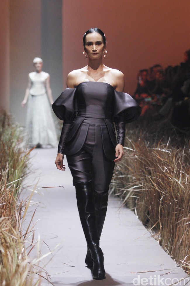 Fashion show karya busana couture Hian Tjen terinspirasi dari kehidupan kaum Amish, digelar di Dian Ballroom Raffles Hotel. Jakarta. Rabu [28/08/2019]. Foto: Mohammad Abduh/Wolipop