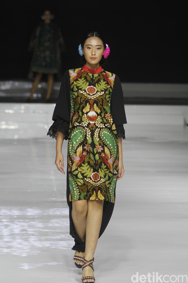 Desainer IPMI, Yongki Budisutisna memamerkan koleksinya bertajuk Malika yang mengangkat keindahan batik Cirebon di ajang Jakarta Fashion & Food Festival 2019 di Hotel Harris. Kelapa Gading. Jakarta. Senin [19/08/2019]. Foto: Mohammad Abduh/Wolipop