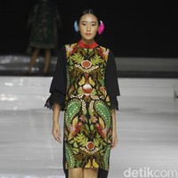 Desainer IPMI, Yongki Budisutisna memamerkan koleksinya bertajuk Malika yang mengangkat keindahan batik Cirebon di ajang Jakarta Fashion & Food Festival 2019 di Hotel Harris. Kelapa Gading. Jakarta. Senin [19/08/2019]. Foto: Mohammad Abduh/Wolipop