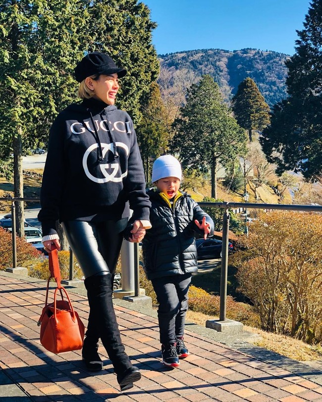 Berfoto bersama buah hatinya, Azka Raqilla Mawardi, Nikita Mirzani tampil casual namun stylish dengan sweater dari Gucci. Dia juga menenteng tas Hermes seri Lindy yang harganya mencapai puluhan juta rupiah. Foto: Instagram @nikitamirzanimawardi_17