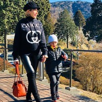 Berfoto bersama buah hatinya, Azka Raqilla Mawardi, Nikita Mirzani tampil casual namun stylish dengan sweater dari Gucci. Dia juga menenteng tas Hermes seri Lindy yang harganya mencapai puluhan juta rupiah. Foto: Instagram @nikitamirzanimawardi_17