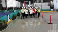 Jokowi tiba bersama rombongan sekitar pukul 10.00 WIB. Tampak dalam rombongan itu Menteri Koordinator Bidang Kemaritiman Luhut Binsar Pandjaitan dan Menteri Pariwisata Arief Yahya.