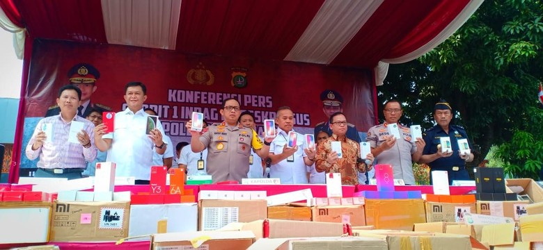 Polisi Tangkap Penyelundup Ribuan HP Ilegal dari China Polisi Tangkap Penyelundup Ribuan HP Ilegal dari China