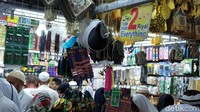 Namun tetap saja, baik penjual di pinggir jalan ataupun di dalam pasar kemah sendiri tetap menjadi pilihan jemaah untuk mencari oleh-oleh untuk dibawa pulang kampung. (Ardhi/detikcom)