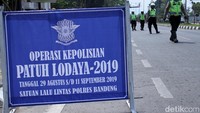Papan pengumuman Operasi Patuh Lodaya terpampang di sekitar lokasi.