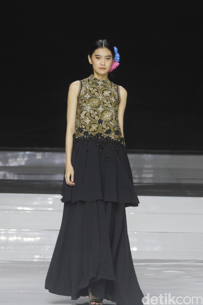Desainer IPMI, Yongki Budisutisna memamerkan koleksinya bertajuk Malika yang mengangkat keindahan batik Cirebon di ajang Jakarta Fashion & Food Festival 2019 di Hotel Harris. Kelapa Gading. Jakarta. Senin [19/08/2019]. Foto: Mohammad Abduh/Wolipop