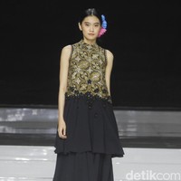 Desainer IPMI, Yongki Budisutisna memamerkan koleksinya bertajuk Malika yang mengangkat keindahan batik Cirebon di ajang Jakarta Fashion & Food Festival 2019 di Hotel Harris. Kelapa Gading. Jakarta. Senin [19/08/2019]. Foto: Mohammad Abduh/Wolipop