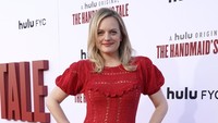 Elisabeth Moss atau yang disebut sebagai ratu televisi mendapatkan bayaran 24 juta USD atau sebesar Rp 341 miliar. Erik Voake/Getty Images for Hulu